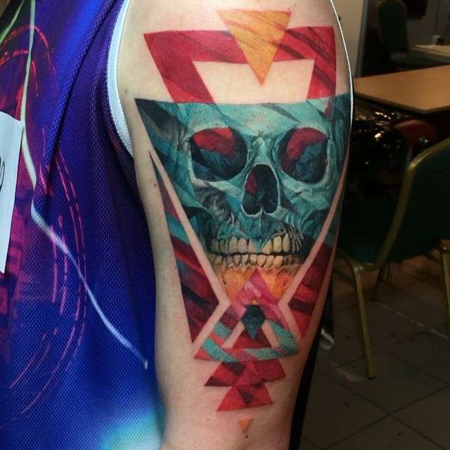 Тату мастер Андрей Луковников цветные абстрактные татуировки