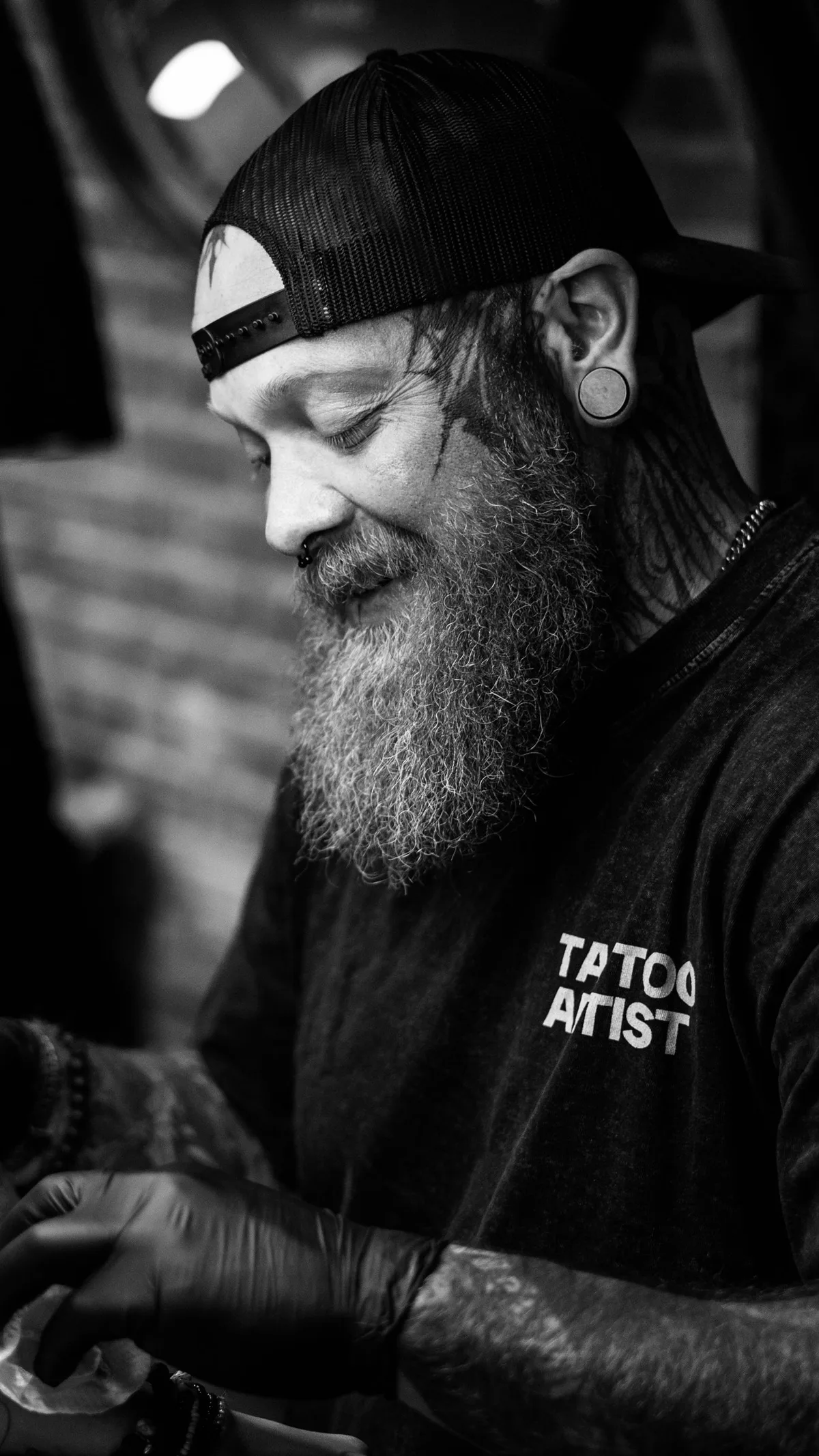 Black and white photo of Eike Schumacher tattooing