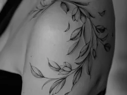 Eva Ronnova: Freehand Botanical Tattoos Built on the Body