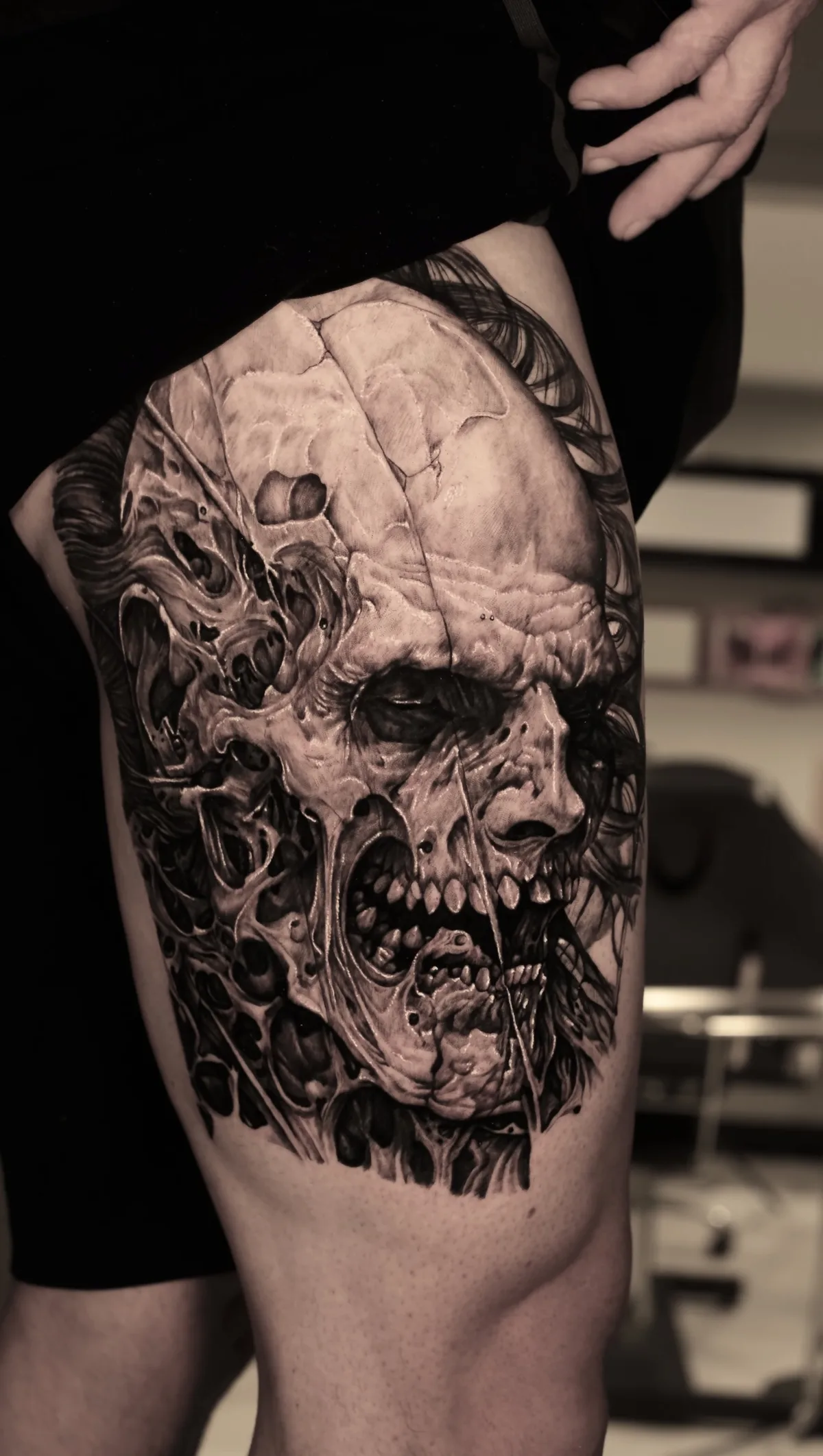 Santiago Iriarte: Dark Realism on a Cinematic Scale - image 4