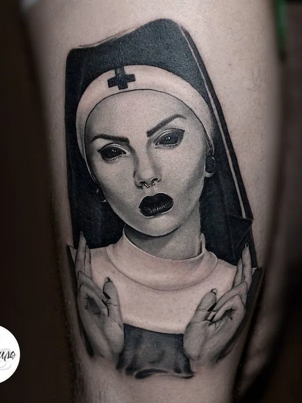 female black and grey realism татуировка на thigh #22870 | Тату мастер Андрей Сергеевич Солодяжников