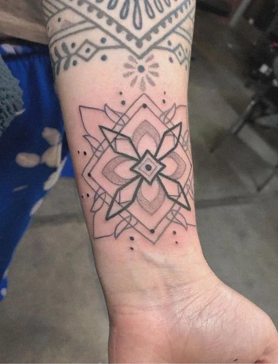Tattoo artist X&eacute;u Jean