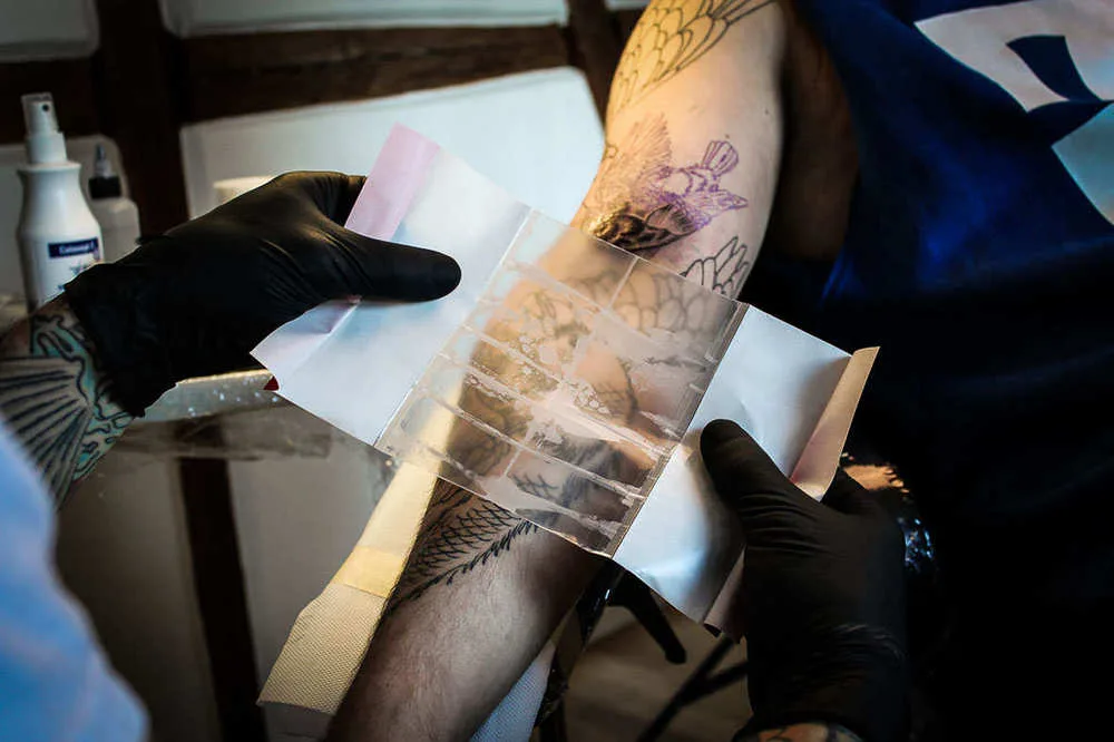 cicatrisation des tatouages avec film cicatrisation des tatouages avec film