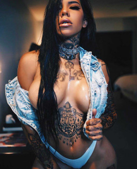  Tattooed model Elle Audra