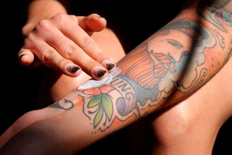 Korrekte Tattoo-Nachsorge: Der komplette Leitfaden