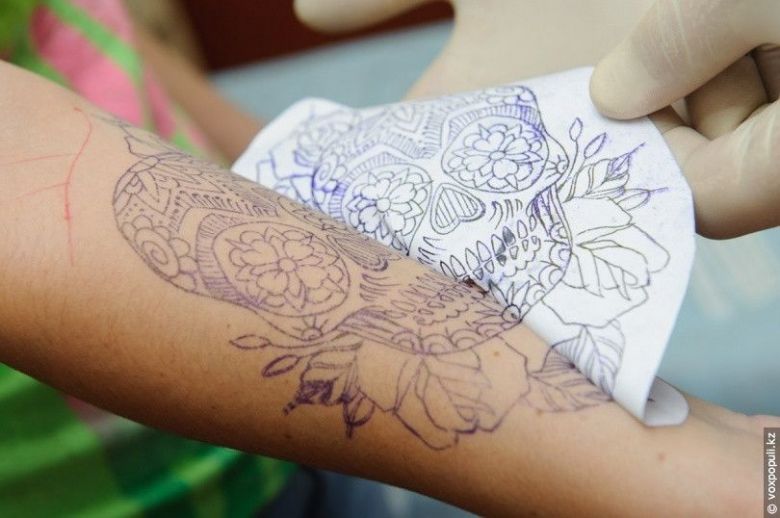 Übertragen einer Tattoo-Skizze auf die Haut
