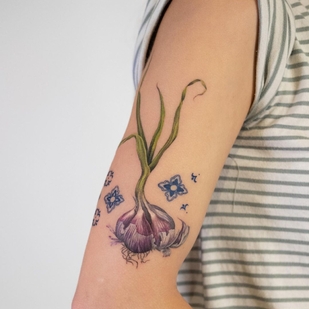 Weiblich Farbe Illustrativ tattoo auf Schulter #63548 | Tattoo Artist Noa Margalit