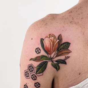 Weiblich Farbe Illustrativ tattoo auf Schulter #63552 | Tattoo Artist Noa Margalit