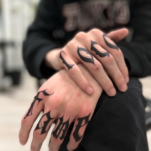 Männlich Schwarz Lettering tattoo auf Finger #50461 | Tattoo Artist Nek.tattoo