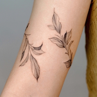 Weiblich Schwarz Botanisch tattoo auf Unterarm #51606 | Tattoo Artist Zee