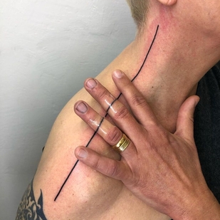 Schwarz  tattoo auf Hals #64123 | Tattoo Artist crooked_gun