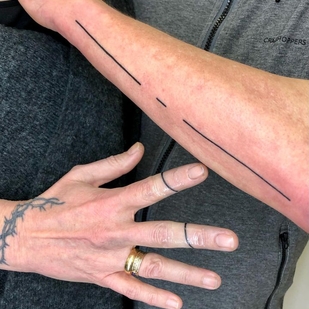 Schwarz  tattoo auf Unterarm #64125 | Tattoo Artist crooked_gun