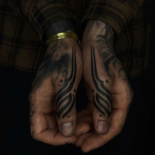 Schwarz Ornamental tattoo auf Finger #64418 | Tattoo Artist gaya_tree_