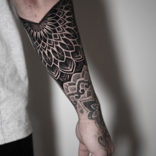 Schwarz Ornamental tattoo auf Unterarm #64437 | Tattoo Artist Alex White