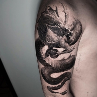 Männlich Schwarz und Grau Realismus tattoo auf Schulter #64892 | Tattoo Artist Kirill Antique