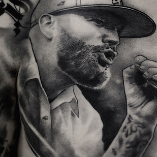 Männlich Schwarz und Grau Grafik tattoo auf Brust #65627 | Tattoo Artist ROMAN MIGURA