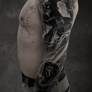 Männlich Schwarz und Grau Grafik tattoo auf Ärmel #65656 | Tattoo Artist ROMAN MIGURA