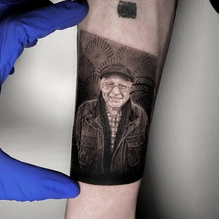 Männlich Schwarz und Grau Mikrorealismus tattoo auf Unterarm #39397 | Tattoo Artist Kirill Antique