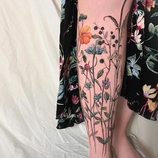 Weiblich Farbe Botanisch tattoo auf Bein #54349 | Tattoo Artist Vanessa Core