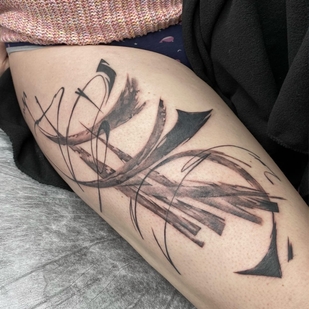 Weiblich Schwarz Avantgarde tattoo auf Oberschenkel #54676 | Tattoo Artist Mary Nepostaeva