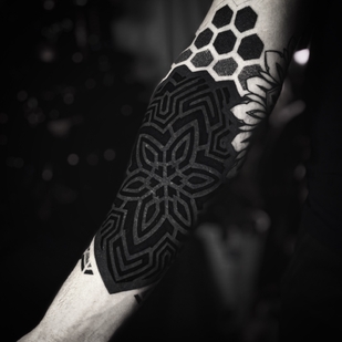 Männlich Schwarz Ornamental tattoo auf Unterarm #67729 | Tattoo Artist Sergey Tymkiv