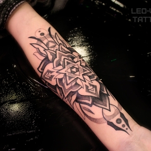 Weiblich Schwarz Autorenstil tattoo auf Unterarm #68005 | Tattoo Artist Ioann Leo ( LEO-VAN )