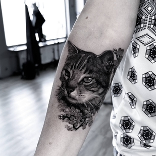 Weiblich Schwarz und Grau Realismus tattoo auf Unterarm #70306 | Tattoo Artist Kirill Antique