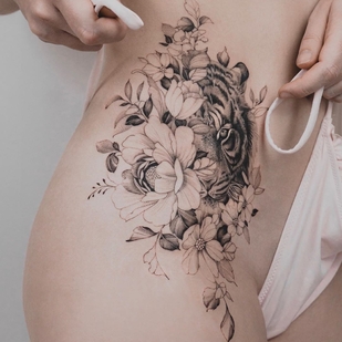 Weiblich Schwarz  tattoo auf Oberschenkel #36993 | Tattoo Artist Tritoan Ly