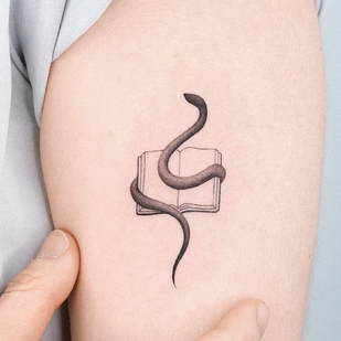 Weiblich Schwarz Miniatur tattoo auf Schulter #56869 | Tattoo Artist Choi Yun