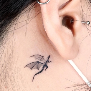 Weiblich Schwarz Miniatur tattoo auf Hals #56876 | Tattoo Artist Choi Yun