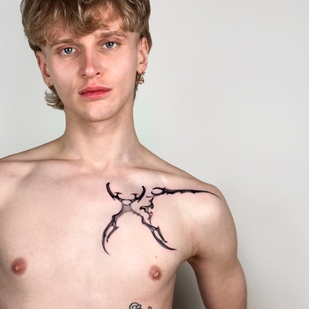 Männlich Schwarz und Grau Tribal tattoo auf Schlüsselbein #71885 | Tattoo Artist taiga.tattoo