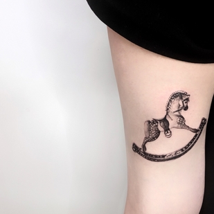 Weiblich Schwarz und Grau Surrealismus tattoo auf Oberschenkel #71892 | Tattoo Artist taiga.tattoo