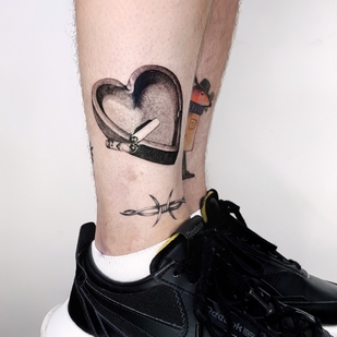 Männlich Schwarz und Grau Whipshading tattoo auf Schienbein #71905 | Tattoo Artist taiga.tattoo