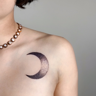 Weiblich Schwarz und Grau Dotwork tattoo auf Schulter #71881 | Tattoo Artist taiga.tattoo