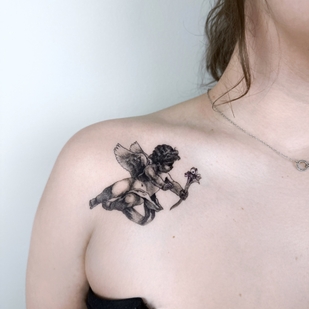 Weiblich Schwarz und Grau Dotwork tattoo auf Schlüsselbein #71889 | Tattoo Artist taiga.tattoo