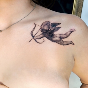 Weiblich Schwarz und Grau Mikrorealismus tattoo auf Schlüsselbein #71898 | Tattoo Artist taiga.tattoo