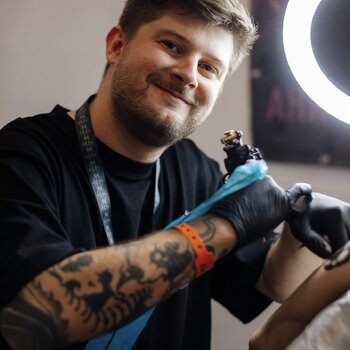 Tätowierer Pavel Seneli