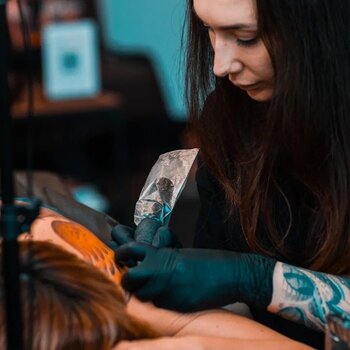 Tätowierer Evgeniya Nizamova tattoojeneva