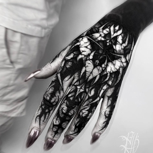 Weiblich Schwarz Autorenstil tattoo auf Handgelenk #73435 | Tattoo Artist Ellina Plat