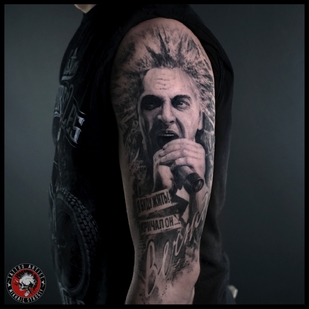 Männlich Schwarz und Grau Porträt tattoo auf Schulter #73979 | Tattoo Artist Mihail Strogiy