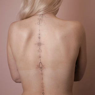 Weiblich Schwarz Fineline tattoo auf Rücken #59652 | Tattoo Artist Anastasiya Kovyazina