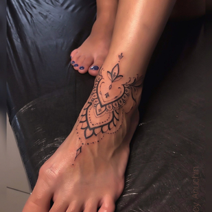 Weiblich Schwarz Autorenstil tattoo auf Fuß #76539 | Tattoo Artist Sergey Anuchin