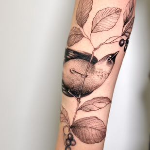 Weiblich Schwarz und Grau Organisch tattoo auf Unterarm #80494 | Tattoo Artist taiga.tattoo