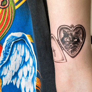 Weiblich Schwarz und Grau Mikrorealismus tattoo auf Unterarm #80496 | Tattoo Artist taiga.tattoo