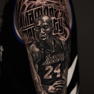 Männlich Schwarz und Grau Realismus tattoo auf Schulter #81622 | Tattoo Artist Aleksey Titov