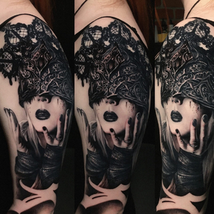 Weiblich Schwarz Porträt tattoo auf Schulter #81949 | Tattoo Artist Dislike