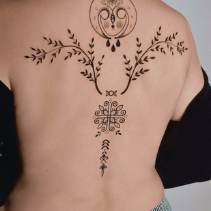 Weiblich Schwarz Ornamental tattoo auf Rücken #82302 | Tattoo Artist taiga.tattoo