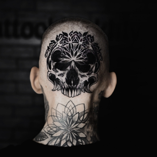 Männlich Schwarz Grafik tattoo auf Kopf #82323 | Tattoo Artist Polina s Tatuina