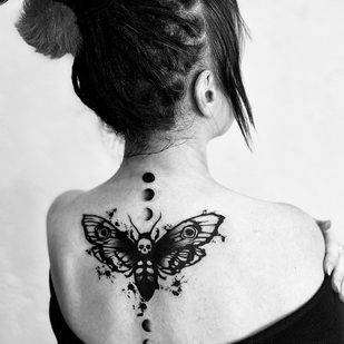 Weiblich Schwarz Grafik tattoo auf Rücken #82430 | Tattoo Artist Tigran | Re1st.Ink