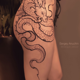 Weiblich Schwarz Grafik tattoo auf Oberschenkel #82441 | Tattoo Artist Sergey Anuchin